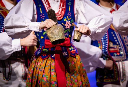 Zbliżenie na dzwonki i elementy kostiumu damskiego, limanowskiego