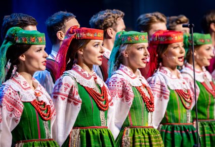 Zbliżenie na Artystki chóru w kostiumach kurpiowskich w trakcie śpiewu