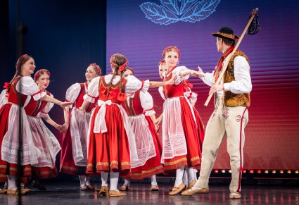 Artyści w kostiumach jurgowskich w trakcie wykonywania w trakcie wykonywania choreografii tanecznej