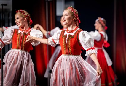 Zbliżenie na Artystki w kostiumach jurgowskich w trakcie wykonywania choreografii tanecznej