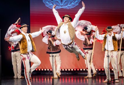 Grupa Artystów w kostiumach jurgowskich w trakcie wykonywania imponującej choreografii tanecznej