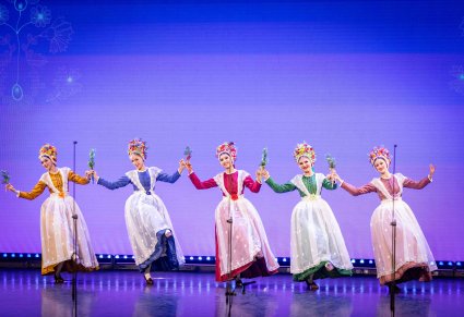 Pięć Artystek w kostiumach bamberskich w trakcie wykonywania choreografii tanecznej