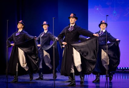 Grupa Artystów  w kostiumach bamberskich w trakcie wykonywania choreografii tanecznej