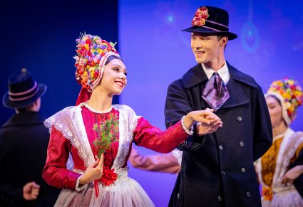 Zbliżenie na parę Artystów w kostiumach bamberskich w trakcie wykonywania choreografii tanecznej