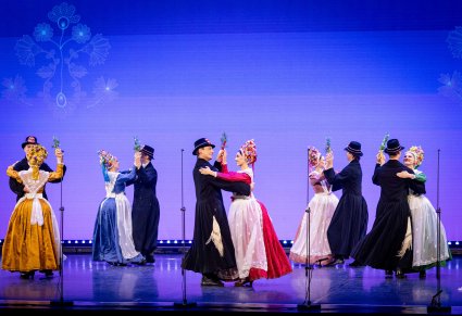 Pięć par Artystów w kostiumach bamberskich w trakcie wykonywania choreografii tanecznej