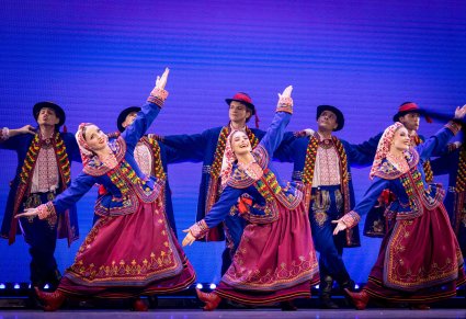 Artyści w kostiumach podegrodzkich w trakcie wykonywania choreografii tanecznej