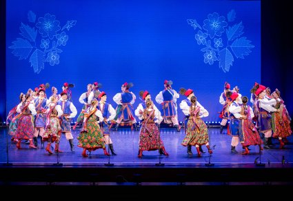 Artyści w kostiumach krakowskich w trakcie wykonywania choreografii tanecznej