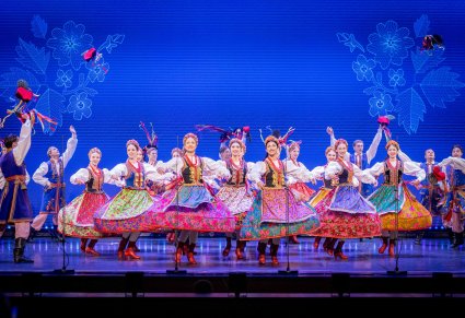 Grupa Artystów w kostiumach krakowskich wykonująca imponującą choreografię taneczną