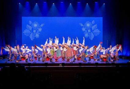 Na scenie Artyści w kostiumach krakowskich w trakcie finałowej choreografii
