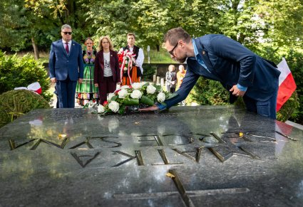 Złożenie wieńca na grobie Matki i Serca Syna przez Przedstawicieli Samorządu Województwa Mazowieckiego