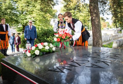 Złożenie wieńca na grobie Matki i Serca Syna przez delegację "Mazowsza" na cmentarzu na Rossie