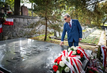 Dyrektor zespołu "Mazowsze" przy grobie Matki i Serca Syna na Cmentarzu na Rosiie