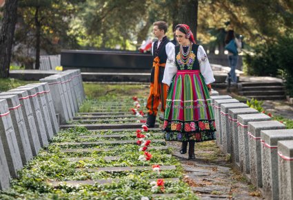 Para Artystów między grobami poległych na Cmentarzu na Rossie