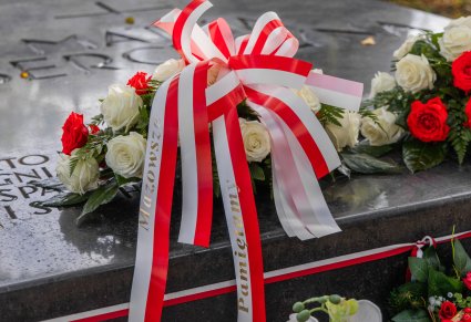 Wiązanka z szarfą biało czerwoną z napisem Mazowsze Pamięta, złożona przez delegację zespołu "Mazowsze"