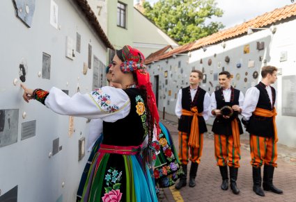 Artyści w kostiumach łowickich na ulicy Literalnej w Wilnie