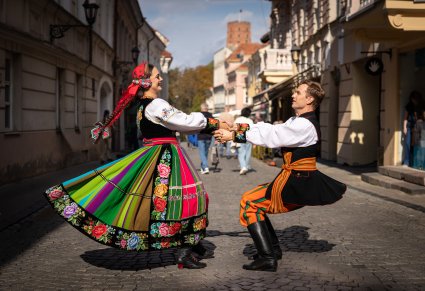 Para łowicka wykonująca charakterystyczną figurę taneczną dla regionu łowickiego