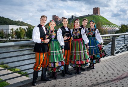 Trzy pary Artystów w kostiumach łowickich na tle Baszty