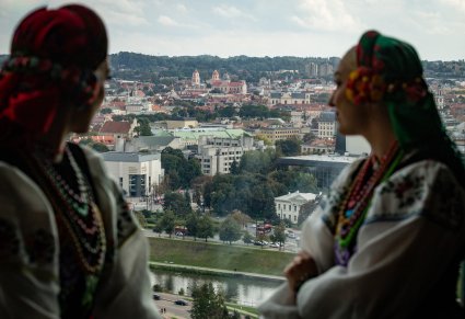 Artystki w kostiumach łowickim podziwiające Wilno z góry