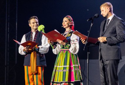 Artysta i Artystka chóru w kostiumach łowickich wraz z Burmistrzem miasta i miny Glinojeck podczas wspólnego czytania "Dziadów"  A. Mickiewicza
