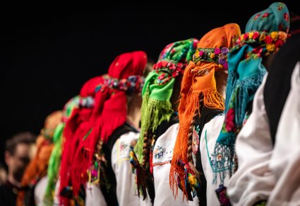 Zbliżenie chusty Artystek w kostiumach łowickich