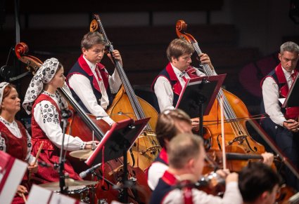 Zbliżenie na Artystów Orkiestry w kostiumach wilanowskich