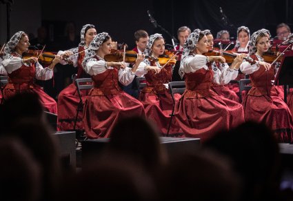 Zbliżenie na Artystki Orkiestry w kostiumach wilanowskich grające na instrumentach smyczkowych