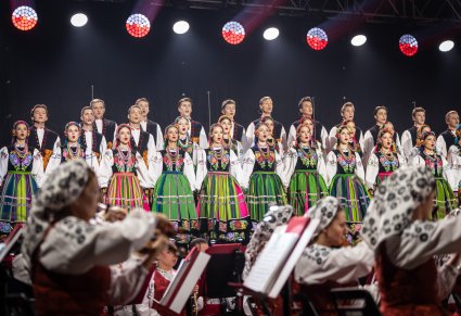 Na pierwszym planie Artyści Orkiestry w kostiumach wilanowskich, w tle Artyści Chóru w kostiumach łowickich