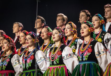 Zbliżenie na Artystów Chóru w kostiumach łowickich