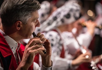 Zbliżenie na Artystę Orkiestry w kostiumie wilanowskim