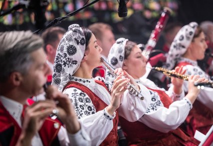 Zbliżenie na Artystów Orkiestry w kostiumach wilanowskich w trakcie gry na instrumentach