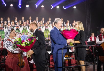 Władze miasta przekazujące Dyrektorowi i Artystom kwiaty