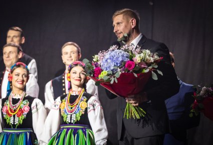 Zbliżenie na Burmistrza Miasta i Gminy Glinojeck, widoczna również część Chóru w kostiumach łowickich