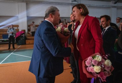 Zbliżenie na Dyrektora zespołu ściskającego dłoń Współorganizatorce wydarzenia
