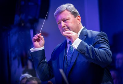 Zbliżenie na maesto Jacka Bonieckiego, który dyryguje koncert kolęd i pastorałek