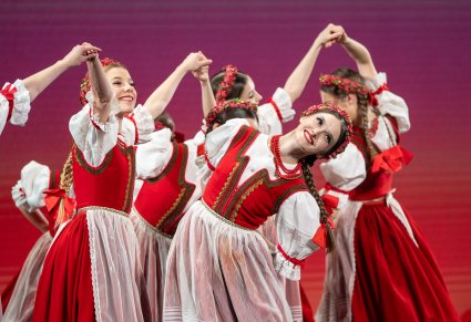 Na scenie grupa Artystek w kostiumach jurgowskich w trakcie wykonywania choreografii tanecznej