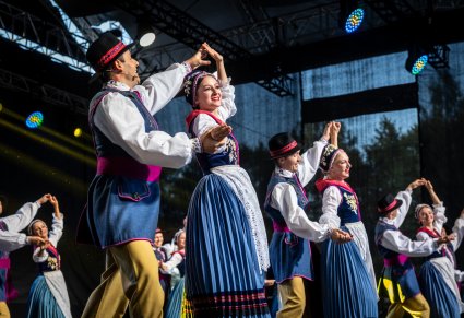 Artyści w choreografii na scenie w kostiumach kaszubskich