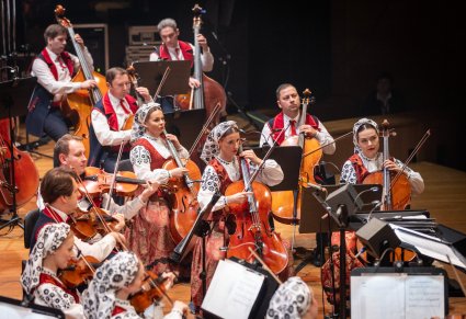 Zbliżenie na część Orkiestry smyczkowej w kostiumach wilanowskich