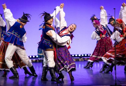 Pary Artystów Baletu w kostiumach limanowskich w trakcie wykonywania choreografii tanecznej