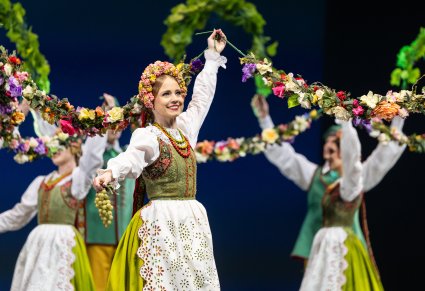 Zbliżenie na Artystkę w kostiumie lubuskim w trakcie wykonywania choreografii tanecznej