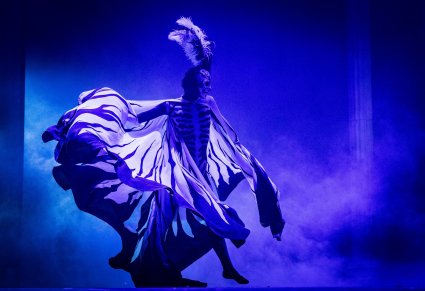 Postać Śmierci w trakcie wykonywania choreografii