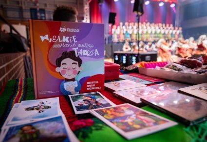 Stoisko wraz z książką dla dzieci wydaną przez "Mazowsze"