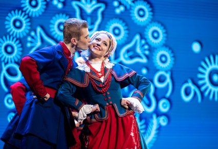 Zbliżenie na parę Artystów w kostiumach kujawskich podczas pocałunku w policzek