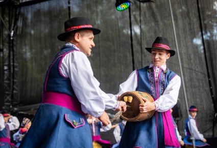 Dwóch Artystów w kostiumach kaszubskich z burczybasem