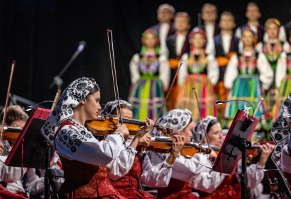 Zbliżenie na skrzypaczki w kostiumach wilanowskich