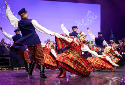 Pary Artystów w kostiumach sieradzkich w trakcie wykonywania choreografii tanecznej