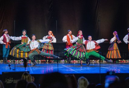 Artyści na scenie w choreografii tanecznej w kostiumach opoczyńskich