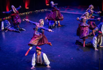 Grupa tancerzy w kostiumach podegrodzkich podczas układu