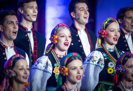 Zbliżenie na artystki chóru podczas koncertu