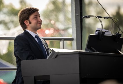 Zbliżenie na Akompaniatora grającego na instrumencie na scenie