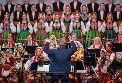 Chór, orkiestra i widownia podczas koncertu